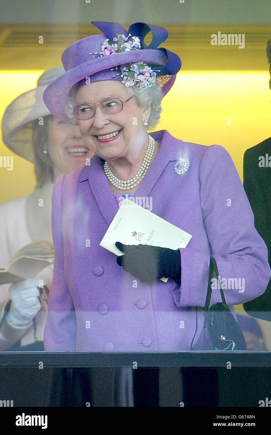 La reine Elizabeth II de Grande-Bretagne après son cheval, Estimate, a gagné la coupe d'or le troisième jour de la rencontre de la Royal Ascot à l'hippodrome d'Ascot, Berkshire. Banque D'Images