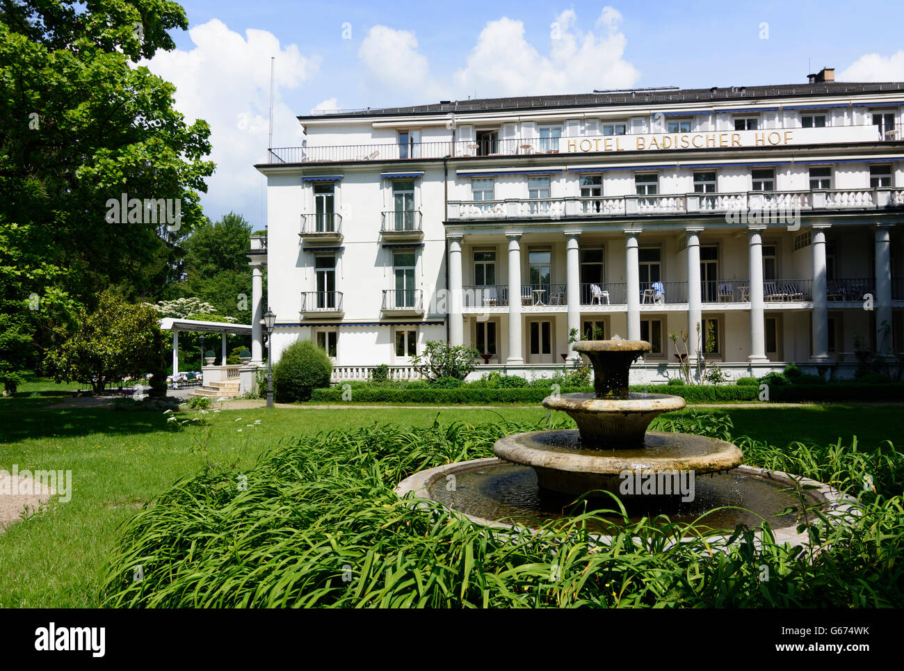Fontaine thermique dans le jardin de l'hôtel ' Badischer Hof ', Baden-Baden, Allemagne, Bade-Wurtemberg, Schwarzwald, Noir Fores Banque D'Images