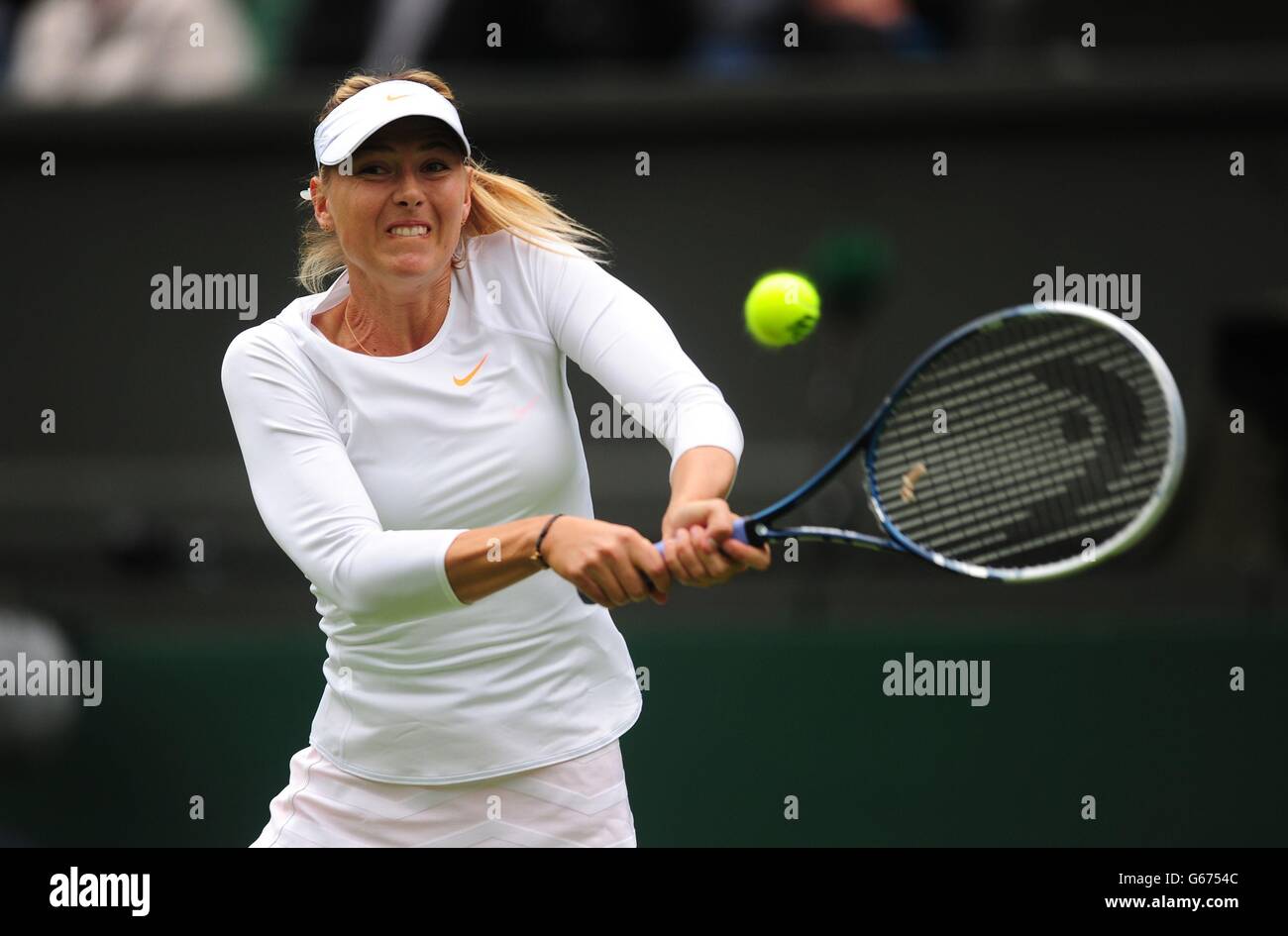 Maria Sharapova en Russie contre Kristina Mladenovic en France lors du premier jour des championnats de Wimbledon au All England Lawn tennis and Croquet Club, Wimbledon. Banque D'Images