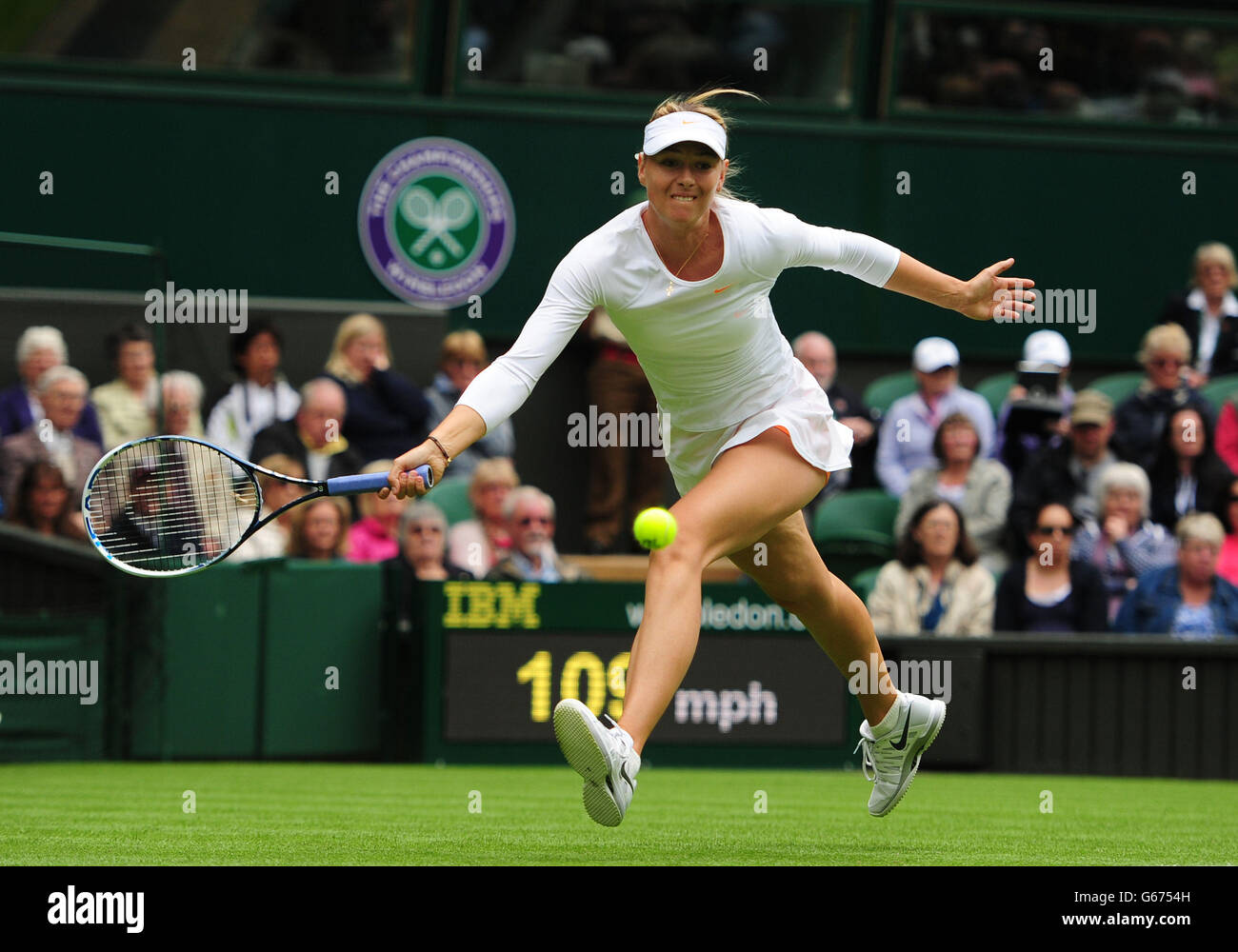 Maria Sharapova en Russie contre Kristina Mladenovic en France lors du premier jour des championnats de Wimbledon au All England Lawn tennis and Croquet Club, Wimbledon. Banque D'Images