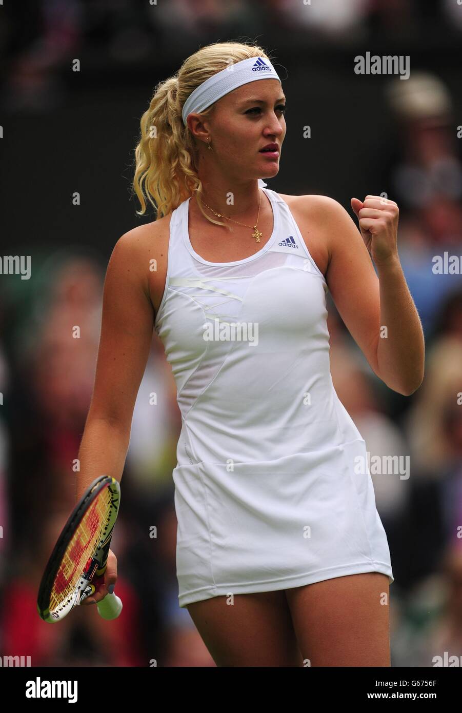 Kristina Mladenovic en France célèbre un point contre Maria Sharapova en Russie lors du premier jour des championnats de Wimbledon au All England Lawn tennis and Croquet Club, Wimbledon. Banque D'Images