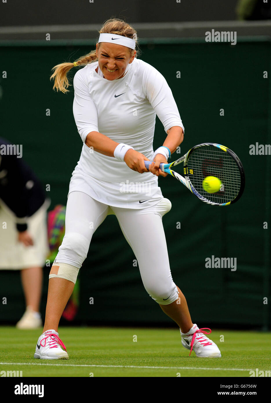 Le Victoria Azarenka de Biélorussie en action lors de son match contre Maria Joao Koehler du Portugal lors du premier jour des championnats de Wimbledon au All England Lawn tennis and Croquet Club, Wimbledon. Banque D'Images