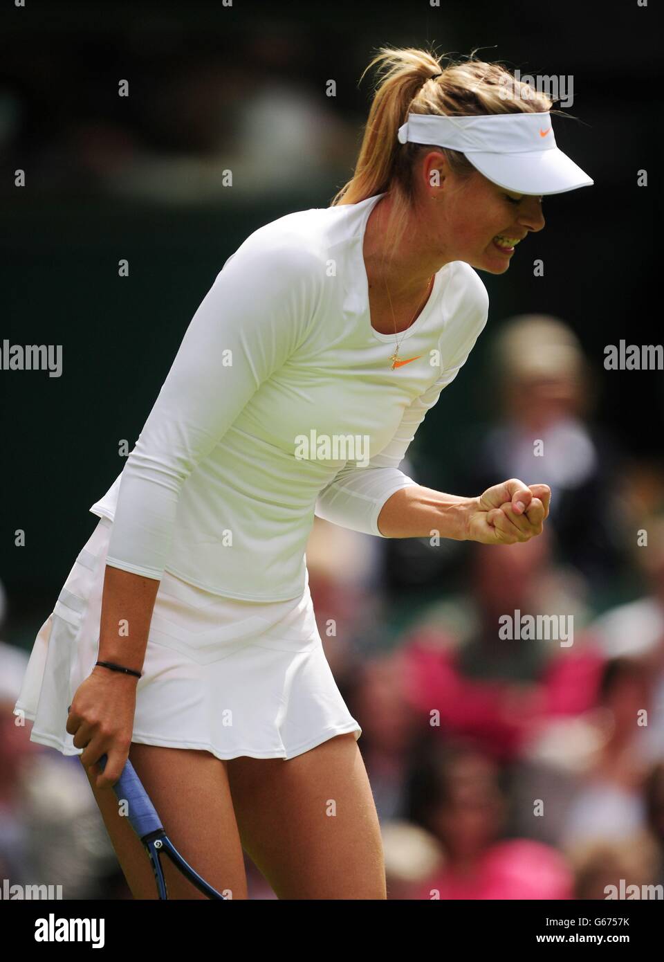 Maria Sharapova, en Russie, célèbre un point contre Kristina Mladenovic, en France, lors du premier jour des championnats de Wimbledon au All England Lawn tennis and Croquet Club, Wimbledon. Banque D'Images