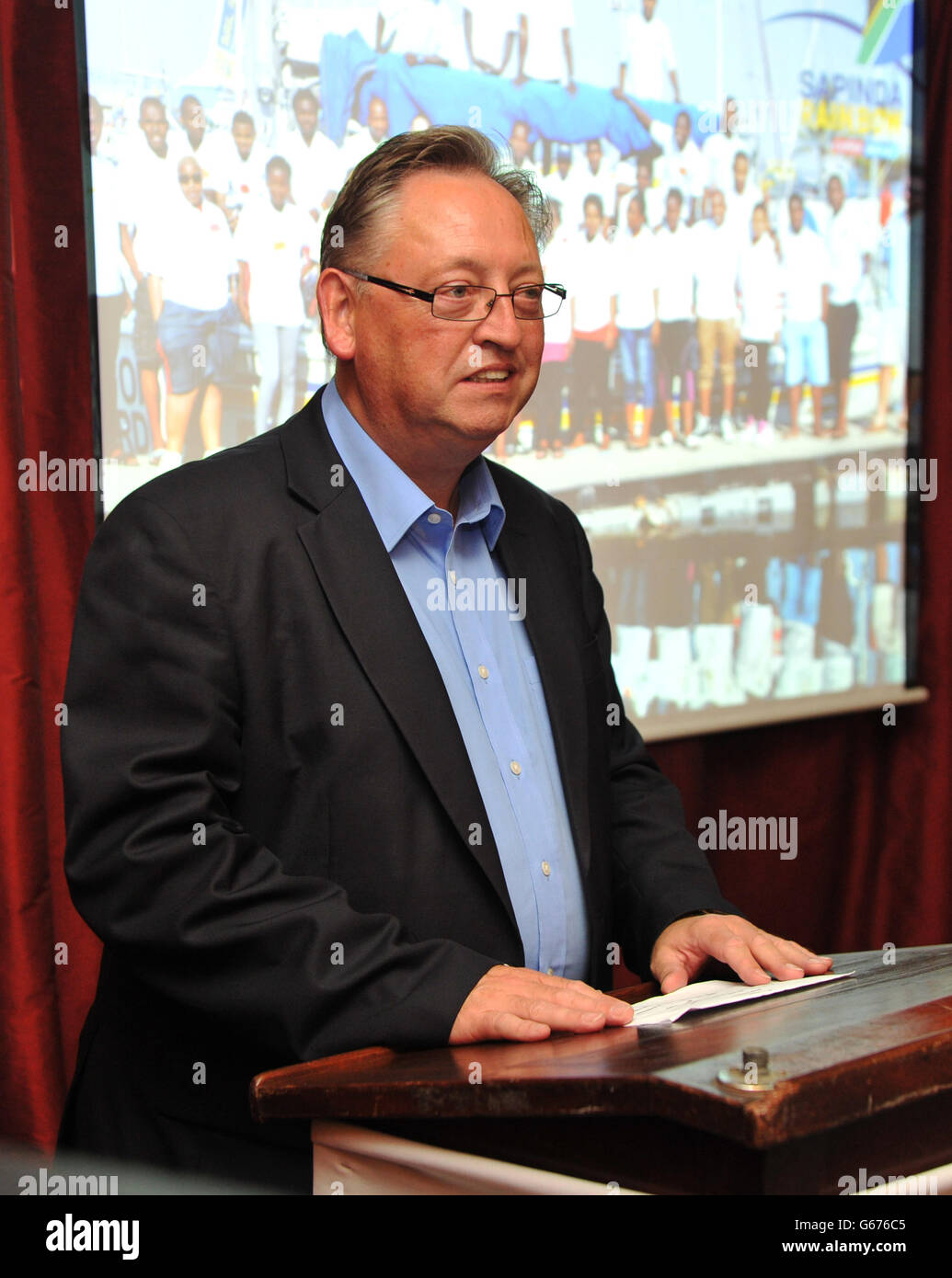 Jonathan Levy de Clipper lors de la présentation pour les jeunes Sud-Africains sélectionnés pour faire partie des étapes de la course de yacht Clipper Round the World Yacht Race au point Yacht Club de Durban, Afrique du Sud Banque D'Images