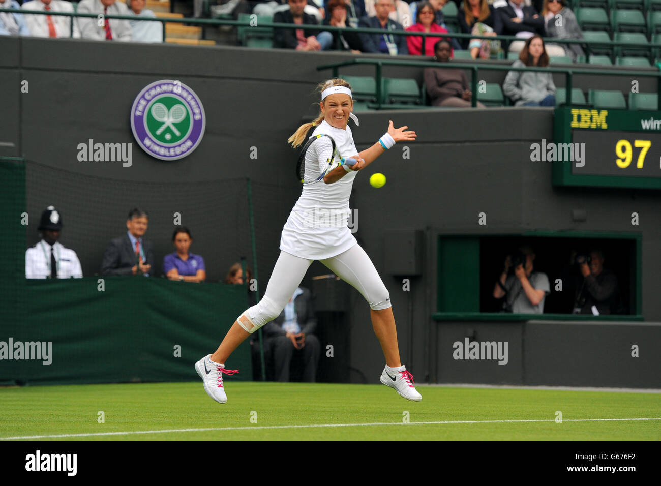Tennis - Championnats de Wimbledon 2013 - première journée - le club de tennis et de croquet de pelouse de toute l'Angleterre.Le Victoria Azarenka du Bélarus en action contre Maria Joao Koehler du Portugal Banque D'Images