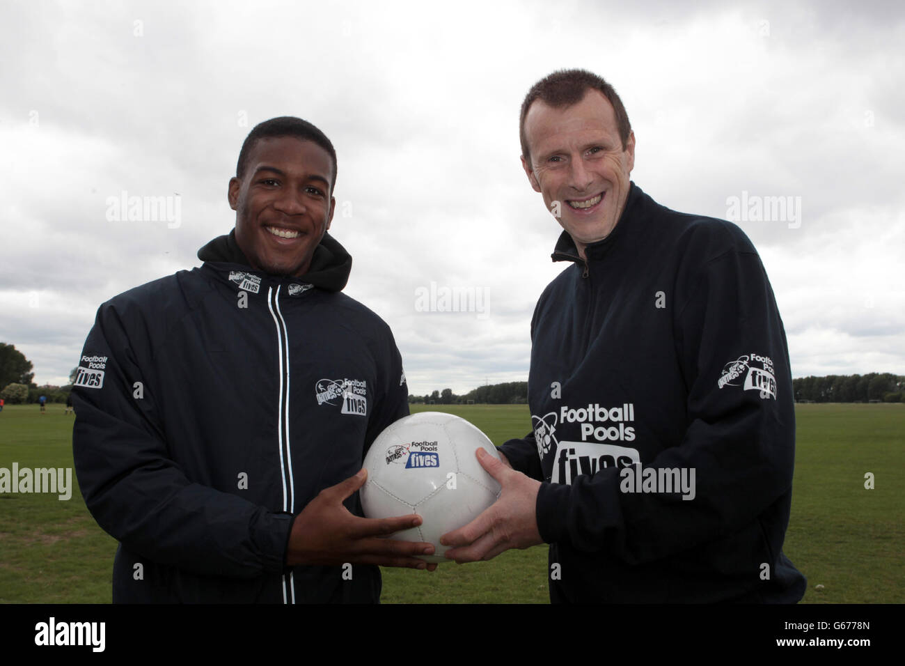 Steve Claridge (à droite) et Dominic Poléon de Leeds United soutiennent les finales régionales de StreetGames football pools Fives. Banque D'Images