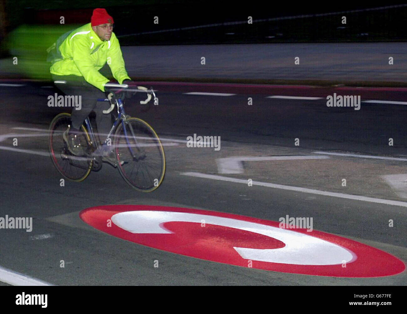 Un cycliste passant par un panneau indiquant les frais de congestion au coin de Hyde Park sur le chemin du centre de Londres.A partir d'aujourd'hui, les conducteurs utilisant une zone de huit miles carrés de la capitale entre 0700 et 1830 du lundi au vendredi doivent payer une charge de 5.* leurs paiements sont contrôlés par rapport aux images numérisées enregistrées par un ensemble d'environ 700 caméras dans et à la périphérie de la zone.Il y a des réductions pour les conducteurs qui vivent dans la zone, et l'argent recueilli dans le cadre du programme va aller vers l'amélioration des transports publics. Banque D'Images
