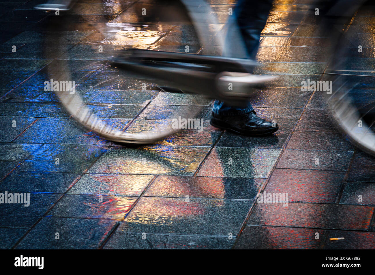 Location sur réflexions néon sous la pluie Banque D'Images