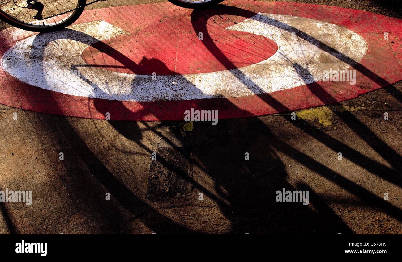 Un cycliste en sortant du centre de Londres, où des embouteillages ont été mis en service pour les automobilistes. Les conducteurs qui utilisent une zone de huit miles carrés de la capitale entre 0700 et 1830 du lundi au vendredi doivent payer une charge de 5. * leurs paiements sont contrôlés par rapport aux images numérisées enregistrées par un ensemble d'environ 700 caméras dans et à la périphérie de la zone. Il y a des réductions pour les conducteurs qui vivent dans la zone, et l'argent recueilli dans le cadre du programme va aller vers l'amélioration des transports publics. Banque D'Images