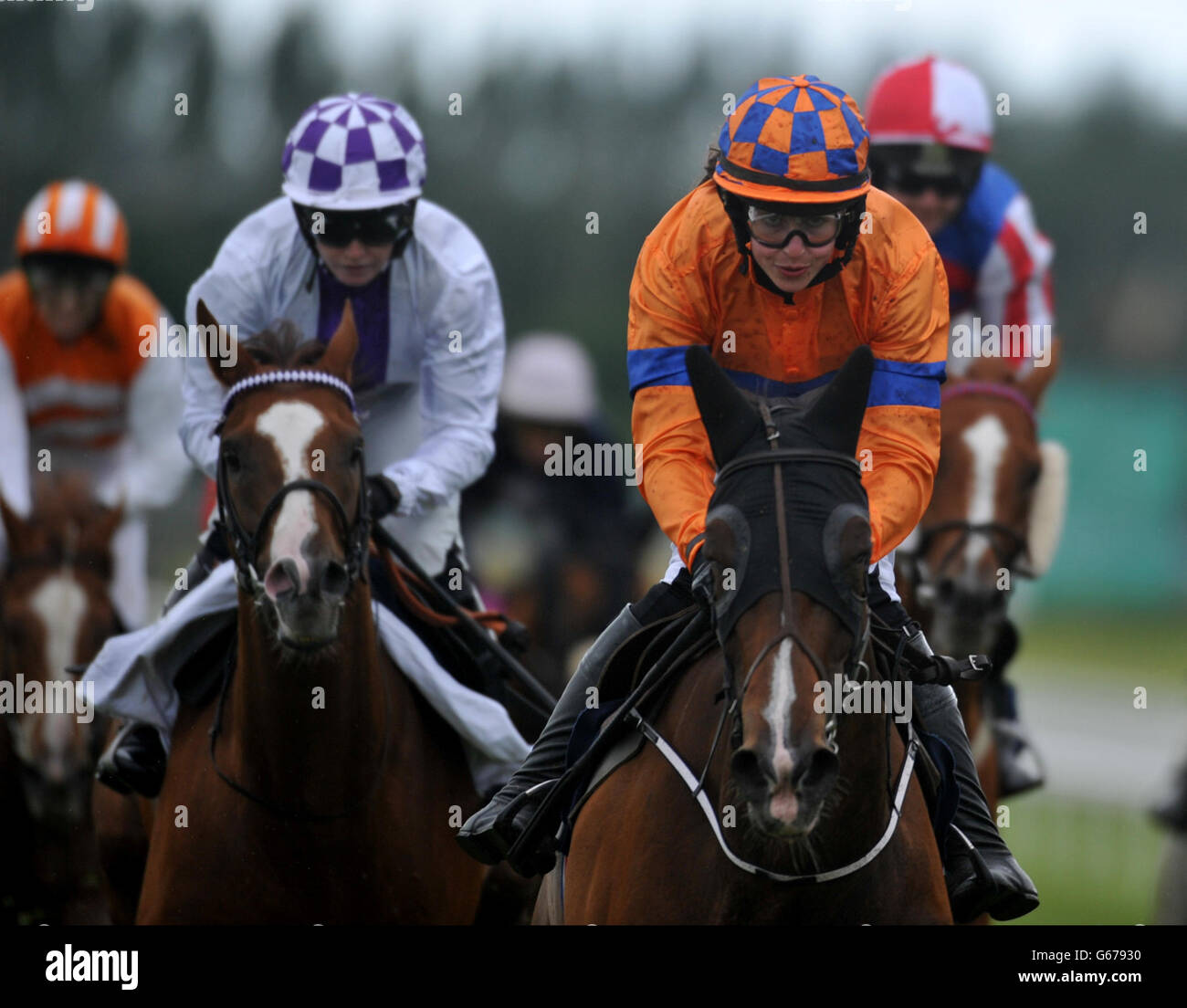 Sarah O'Brien (Orange), fille d'Aidan O'Brien, remporte sa première course sur la plage de Falesa dans le Ladies Derby handicap Boylesports.com pendant la journée Oxigen Environmental Pretty Polly Stakes Day au Curragh Racecourse de Co. Kildare, Irlande. Banque D'Images