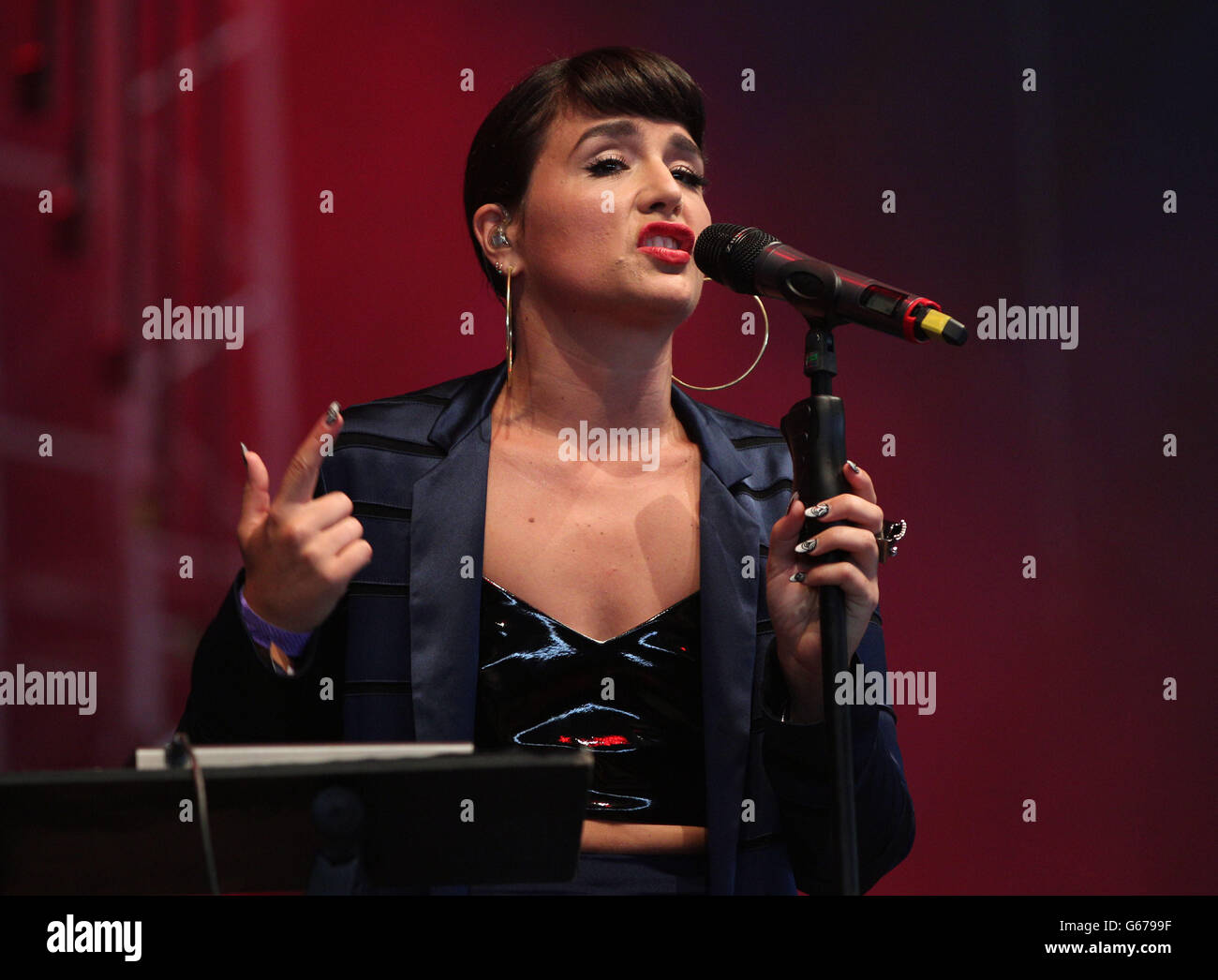 Jessie Ware se présentant sur la scène John Peel au Glastonbury 2013 Festival of Contemporary Performing Arts à la ferme de Suworthy, dans le Somerset. Banque D'Images