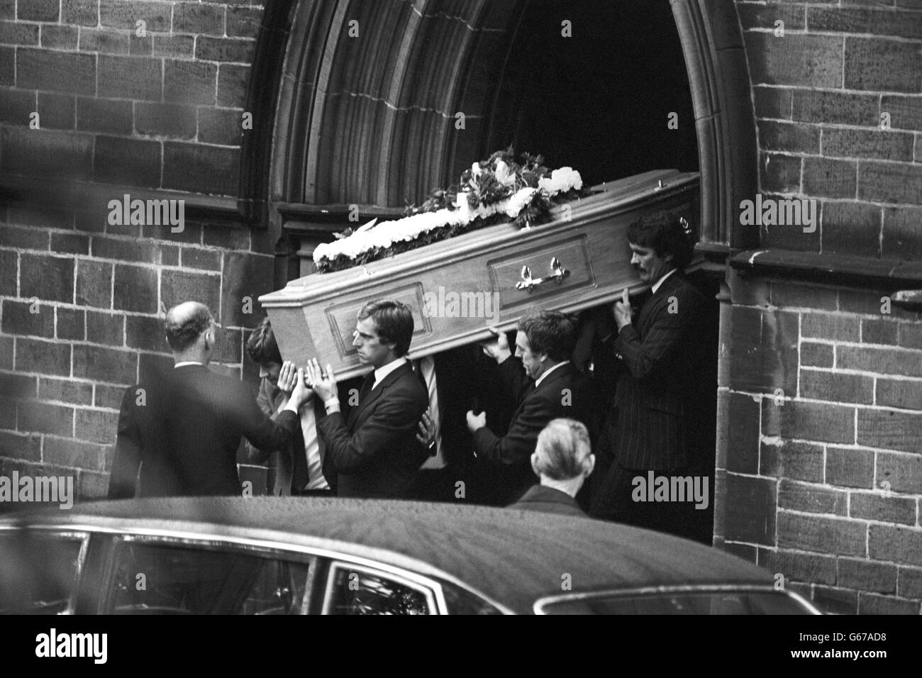 Les anciens joueurs de Liverpool portent le cercueil de Bill Shankly de l'église St Mary. De gauche à droite, Emlyn Hughes, Ray Clemence, Ian St John et Ron Yeats. Banque D'Images