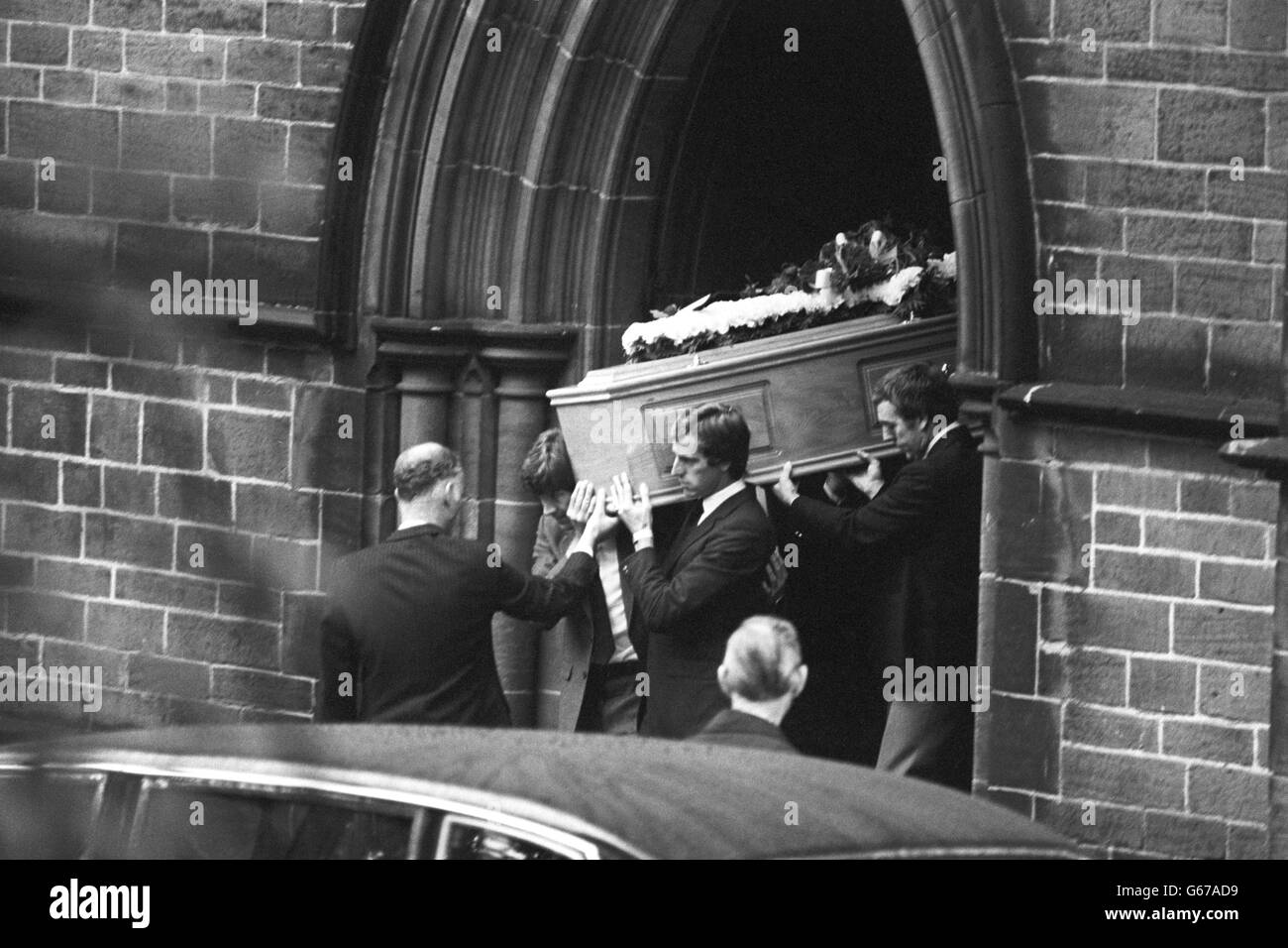 Les anciens joueurs de Liverpool portent le cercueil de Bill Shankly de l'église St Mary. De gauche à droite, Emlyn Hughes, Ray Clemence, Ian St John et Ron Yeats. Banque D'Images