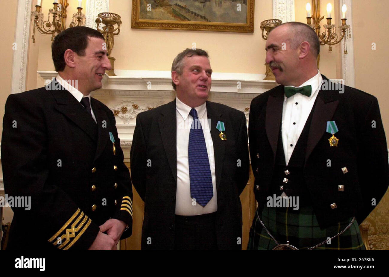 Les Britanniques reçoivent des médailles de Koursk Banque D'Images