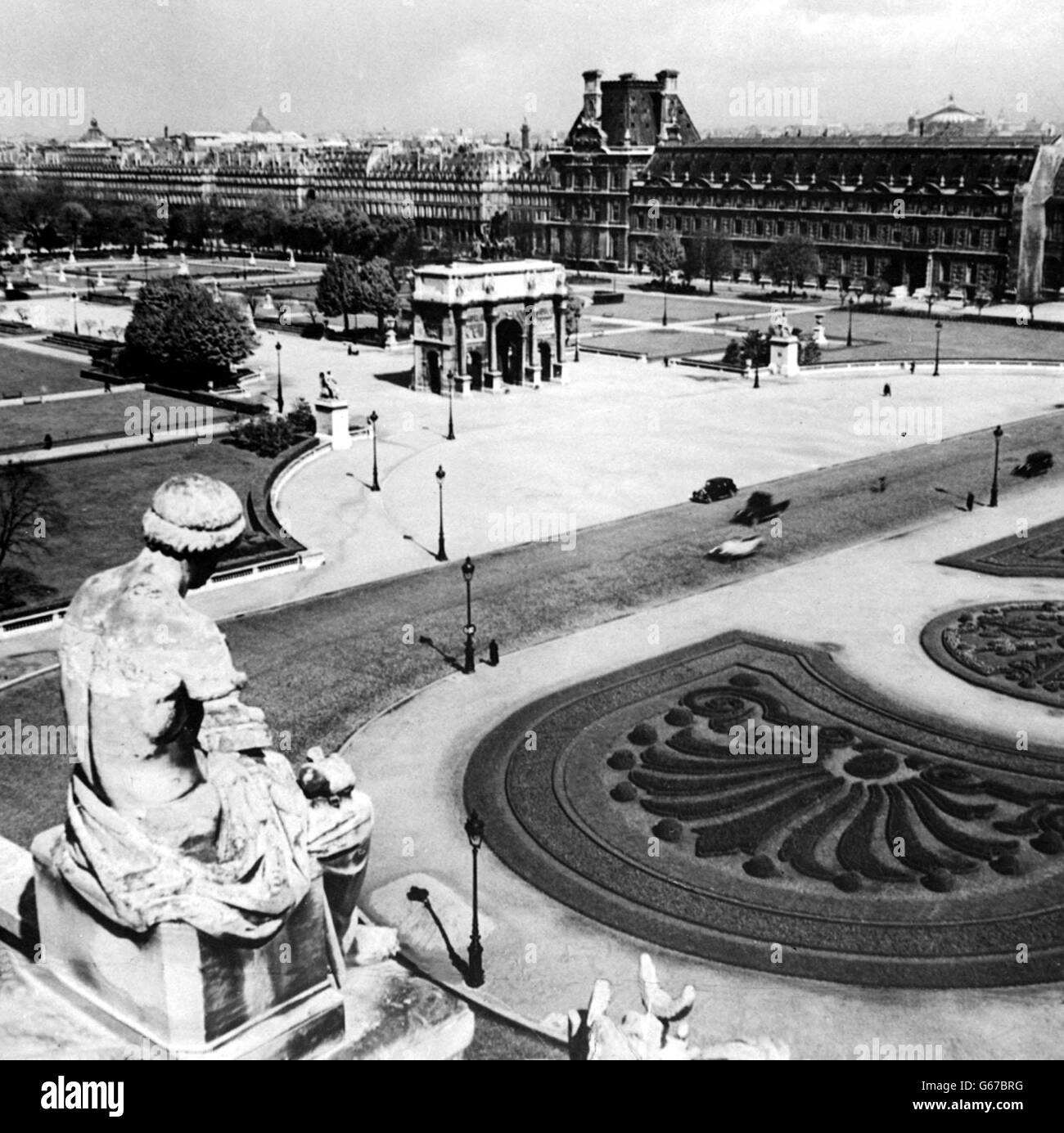 Le Louvre... Le Louvre au loin, Paris. Banque D'Images
