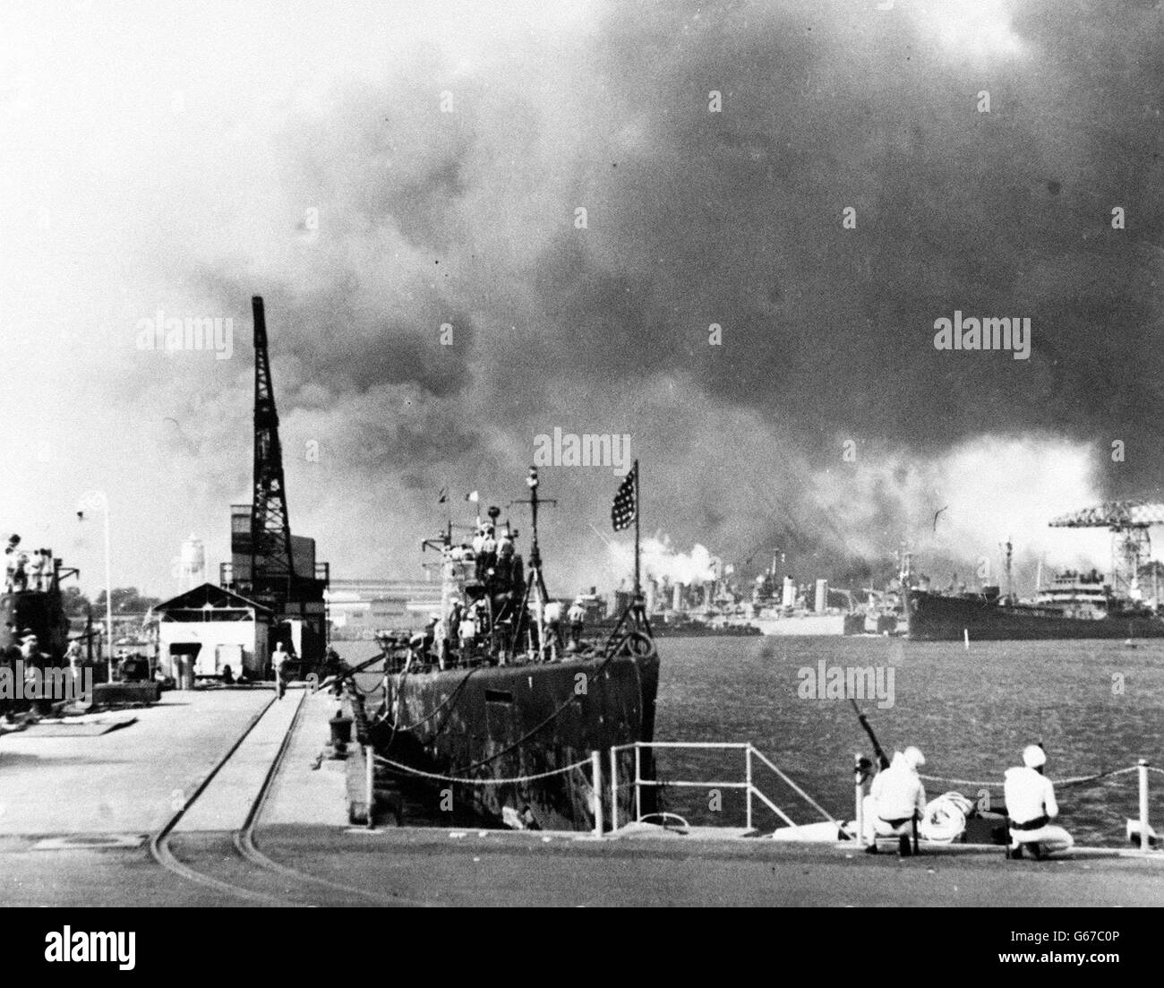 USS Tautog (SS 199) à gauche et USS Narwhal (SS 53) à droite, à la base secondaire de Pearl Harbor. Banque D'Images