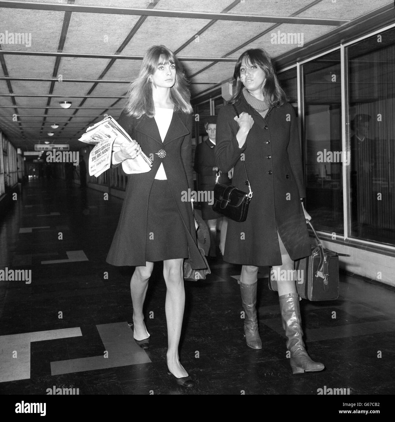 Jean Shrimpton, le meilleur modèle de Grande-Bretagne, après la réalisation de films dans son premier film « Privilège », à l'aéroport de Londres avec son amie Valerie Wade (à droite) pour prendre l'avion pour Florence.Jean sera l'invité d'honneur lors de la British Shopping week. Banque D'Images