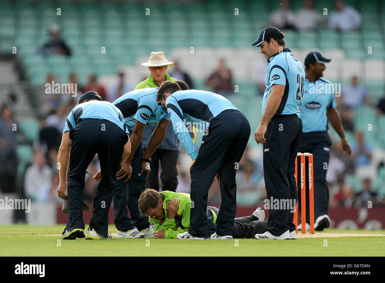 Cricket - Friends Life T20 - Surrey / Sussex Sharks - The Kia Oval.Le juge-arbitre Trevor Vesty est blessé sur le terrain après avoir été touché par un coup de feu de Jason Roy de Surrey Banque D'Images