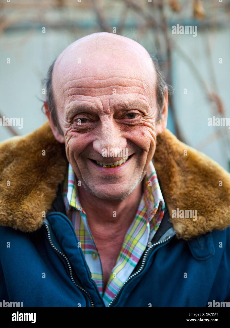 Portrait of a smiling man en plein air libre Banque D'Images