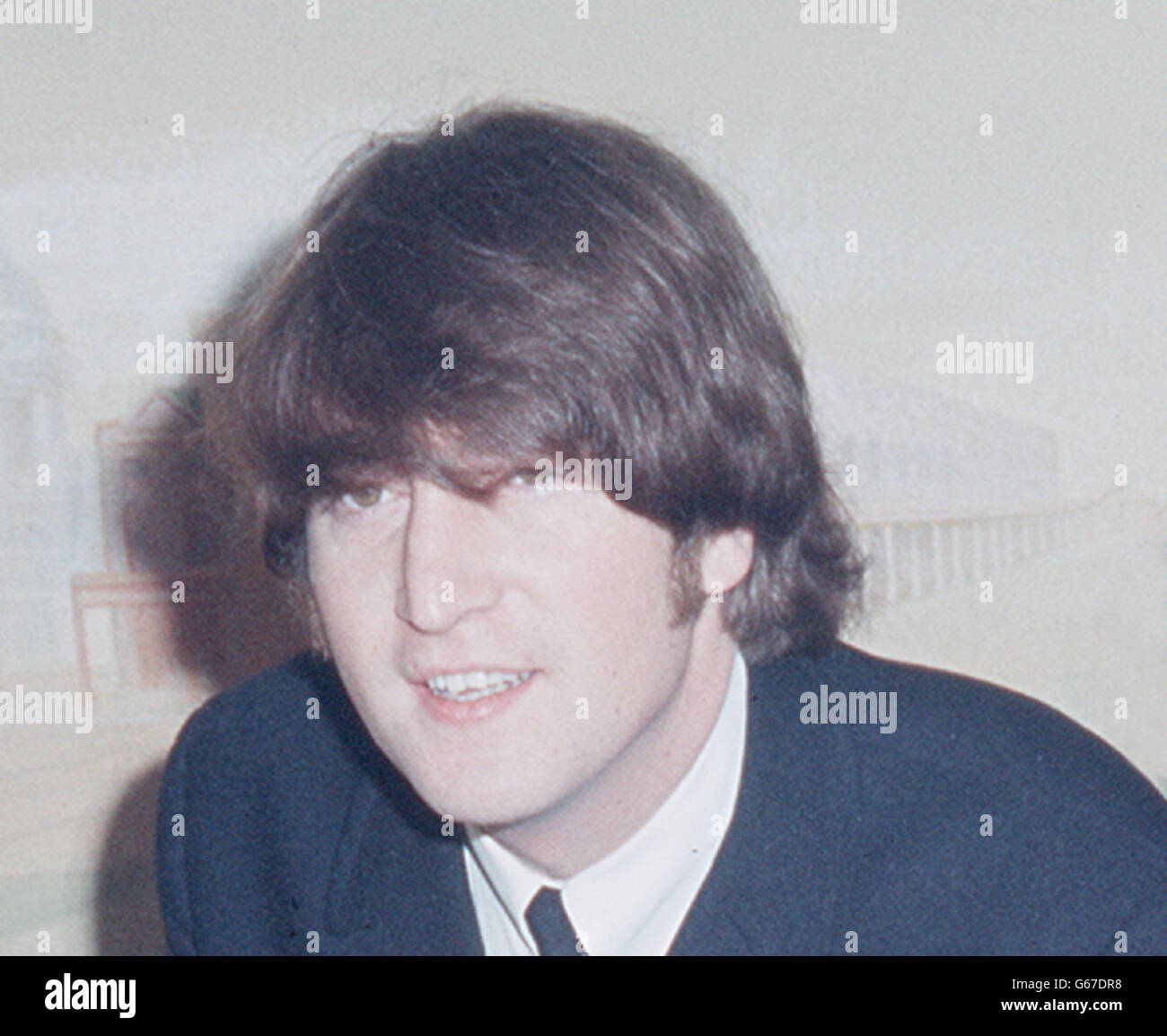 John Lennon au théâtre Saville après avoir reçu sa MBE de la Reine. Banque D'Images