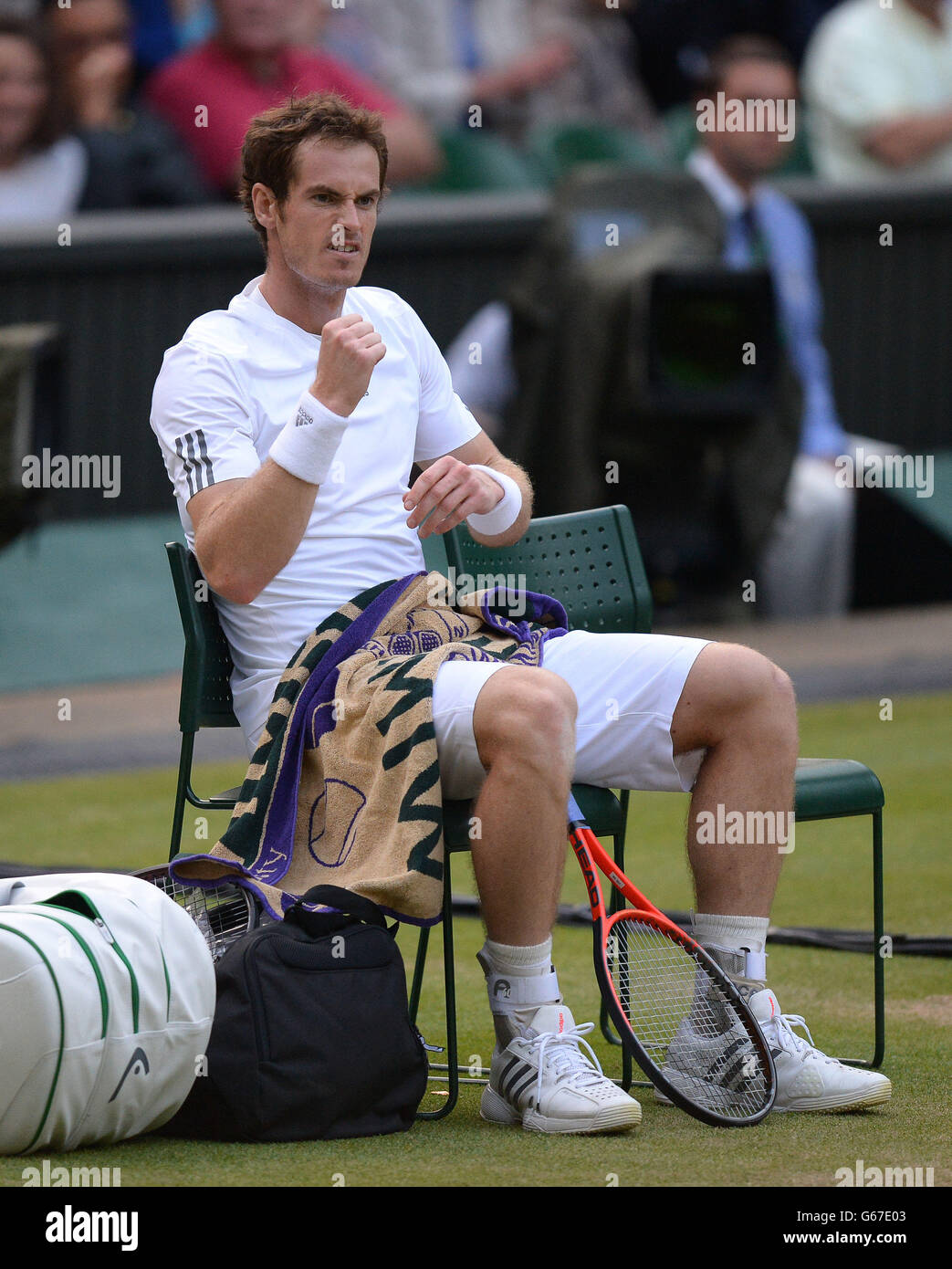 Andy Murray, en Grande-Bretagne, célèbre contre Jerzy Janowicz, en Pologne, lors du onze jour des championnats de Wimbledon au All England Lawn tennis and Croquet Club, Wimbledon. Banque D'Images