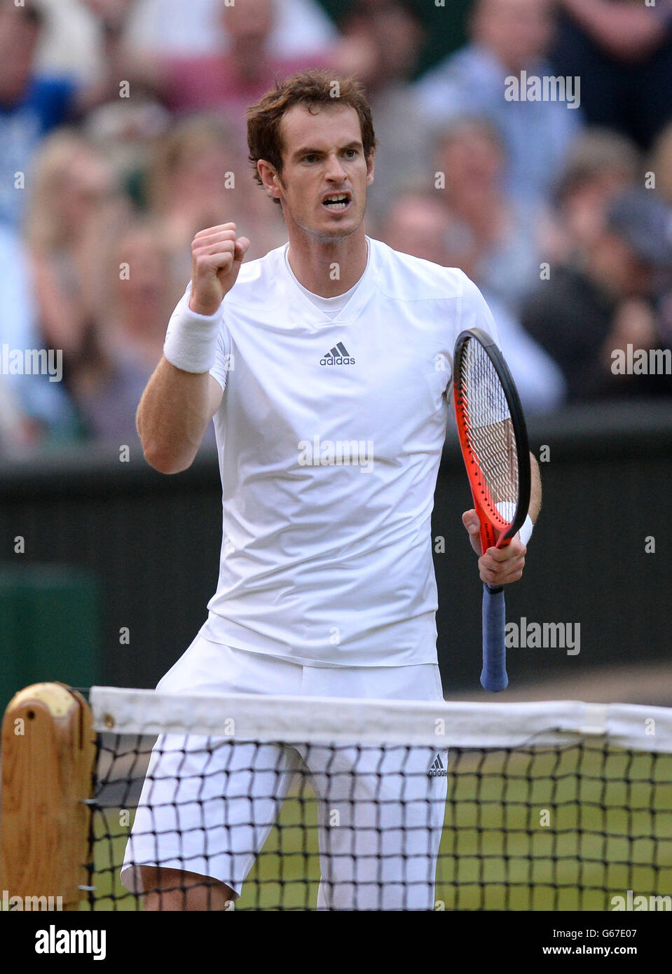 Andy Murray, en Grande-Bretagne, célèbre contre Jerzy Janowicz, en Pologne, lors du onze jour des championnats de Wimbledon au All England Lawn tennis and Croquet Club, Wimbledon. Banque D'Images