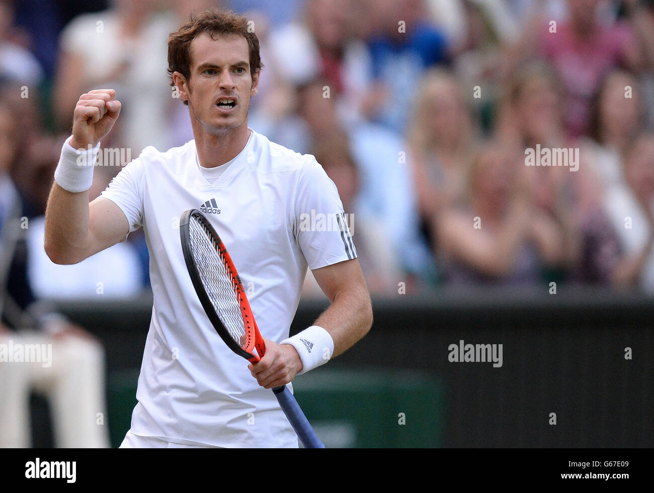 Andy Murray, en Grande-Bretagne, célèbre contre Jerzy Janowicz, en Pologne, lors du onze jour des championnats de Wimbledon au All England Lawn tennis and Croquet Club, Wimbledon. Banque D'Images