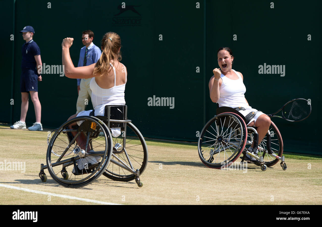 Aux pays-Bas, Jiske Griffioen (à droite) et Aniek Van Koot célèbrent la victoire de leur fauteuil roulant double la finale des dames contre Jordanne Whiley en Grande-Bretagne et Yui Kamiji au Japon lors du treize jour des championnats de Wimbledon au All England Lawn tennis and Croquet Club, Wimbledon. Banque D'Images