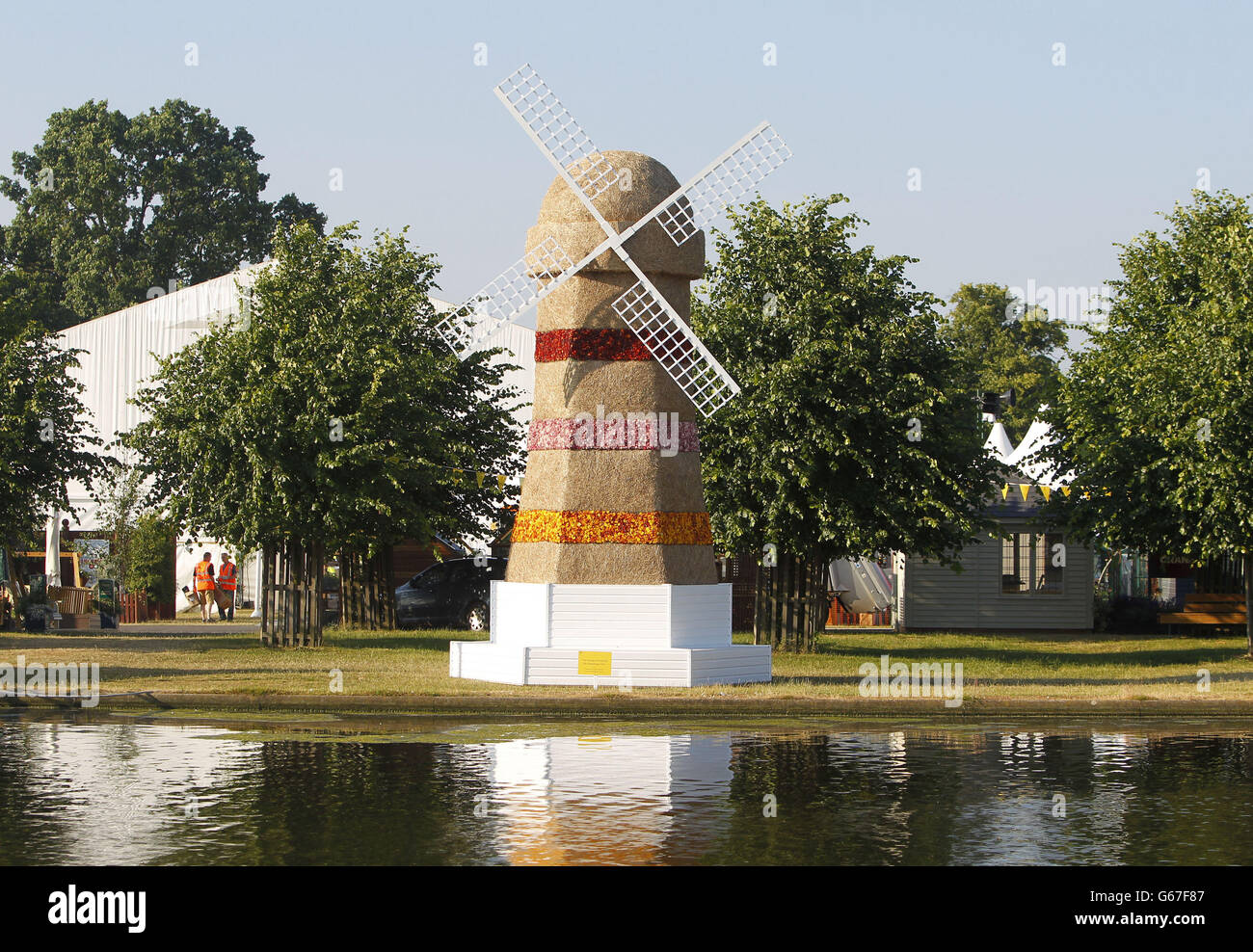 The Escape Windmill by Shipshape Arts, exposé au RHS Hampton court Palace Flower Show, East Molesey, Surrey. Banque D'Images