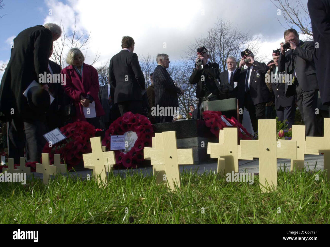 Parents et amis des soldats des régiments d'infanterie écossaise, qui sont morts lors d'opérations en Irlande du Nord, dans un service commémoratif qui leur est dédié au Memorial Garden, Palace Barracks à Belfast. * une pierre gravée commémore plus de 40 soldats des Royal Scots, des Kings Own Scottish Borders, des Royal Highland Fusiliers, Black Watch, des Highlanders, des Queens Own Highlanders et des Argyll et Sutherland Highlanders qui ont perdu la vie en Irlande du Nord. Banque D'Images