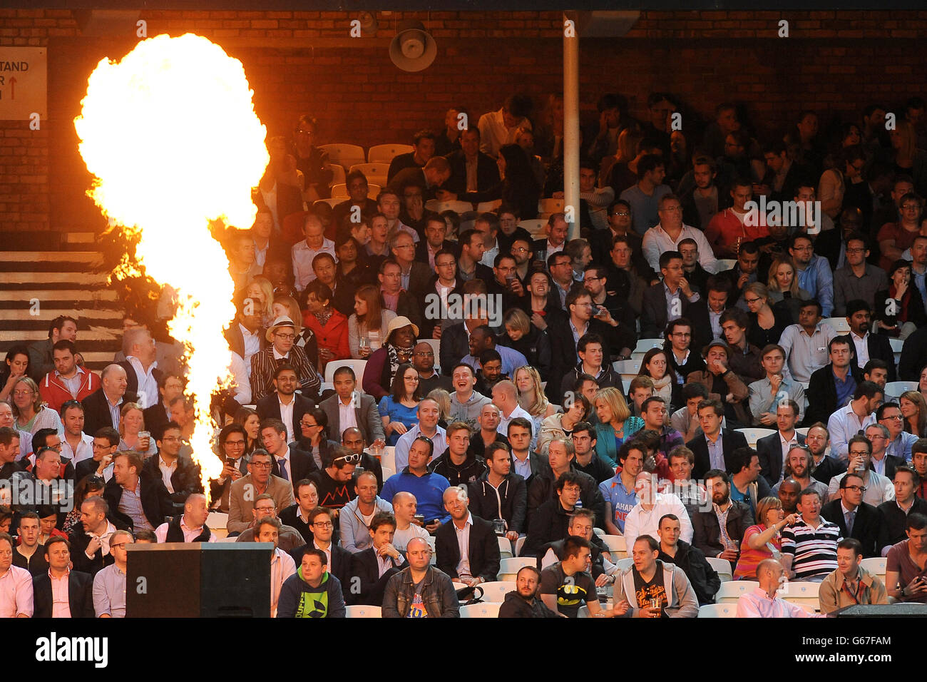 Cricket - Friends Life T20 - Surrey / Sussex Sharks - The Kia Oval. Une vue générale de la foule comme ils aiment l'action Banque D'Images