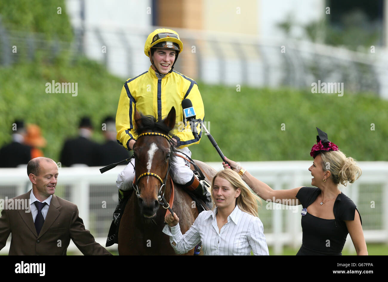 James Doyle sourit lorsqu'il discute avec Emma Spencer de la chaîne après avoir remporté le troisième prix de la journée à bord de Rizeena dans le Queen Mary Stakes au cours du deuxième jour de la rencontre de Royal Ascot à l'hippodrome d'Ascot, dans le Berkshire. Banque D'Images