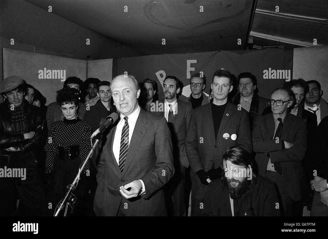 Le chef syndical Neil Kinnock s'exprimant lors du lancement, à la Chambre des communes, du Marquee de Red Wedge -- et de l'organisation formée par des musiciens, des acteurs, des écrivains, des photographes et des jounalistes travaillant dans l'industrie du divertissement pour donner aux jeunes une voix en politique. Les participants comprennent des vedettes pop comme Billy Bragg, Paul Weller, les communiards, Gary Kemp de Spandau Ballet et d'autres. Banque D'Images