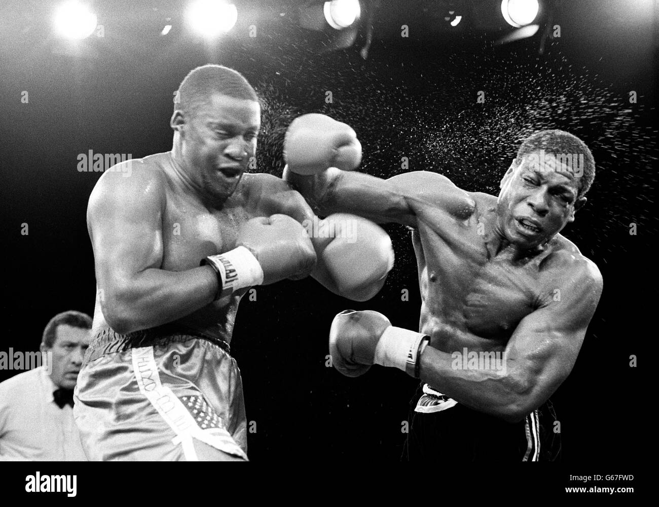 Frank Bruno, à droite, et le champion du monde de poids lourd de WBA Tim Witherspoon tous les deux poinçons simultanément pendant leur affrontement. Witherspoon de Philadelphie, USA a conservé son titre après que l'arbitre ait arrêté le combat au 11ème tour et Bruno a été hospitalisé pour une radiographie à sa mâchoire. Banque D'Images