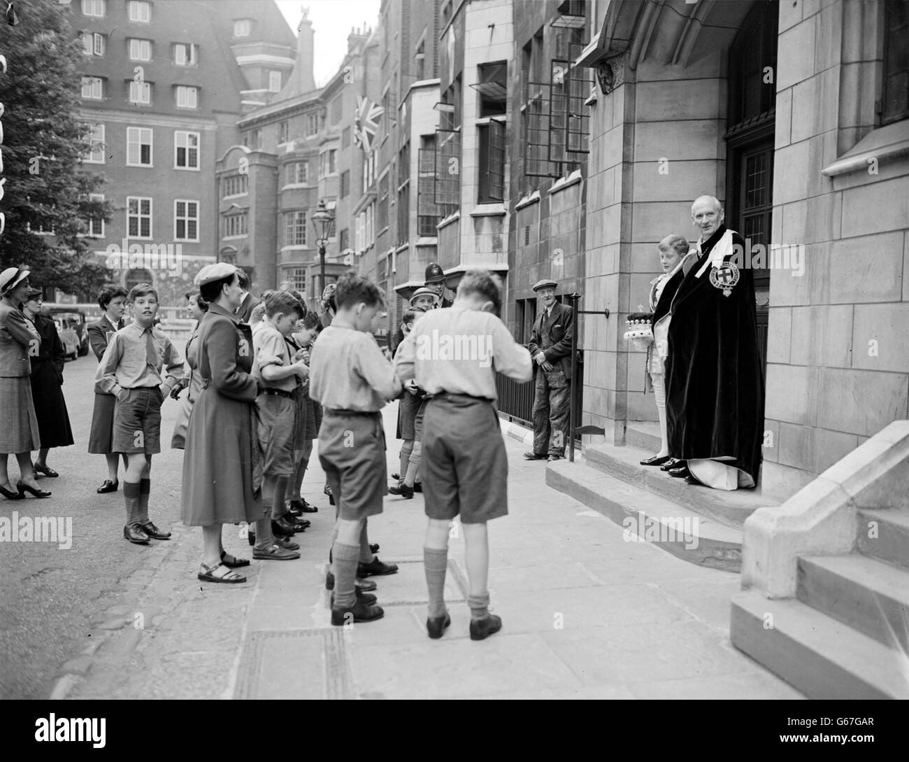 Le vicomte du maréchal Montgomery et sa page, Nicholas Wright, s'arrêtent pour une photo d'ensemble pour l'école de chœur de Westminster avant les répétitions finales de la cérémonie du couronnement. Banque D'Images