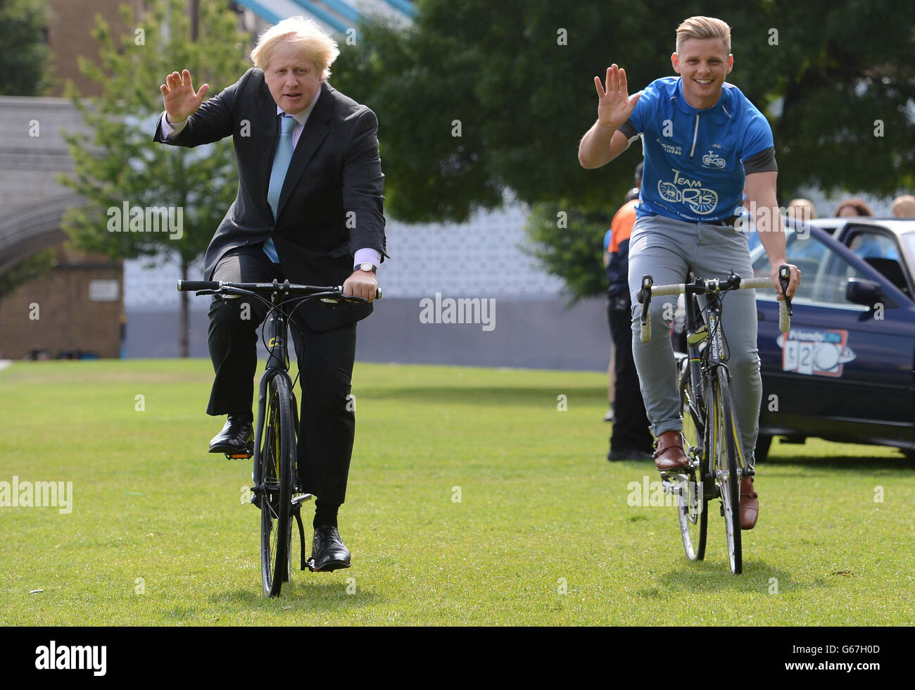 Le maire de Londres Boris Johnson et le présentateur de télévision Jeff Brazier lancent le défi de l'équipe Boris 100 Mile du maire qui impliquera des cyclistes de haut niveau à Surrey le 4 août pour recueillir des fonds pour la charité. Banque D'Images