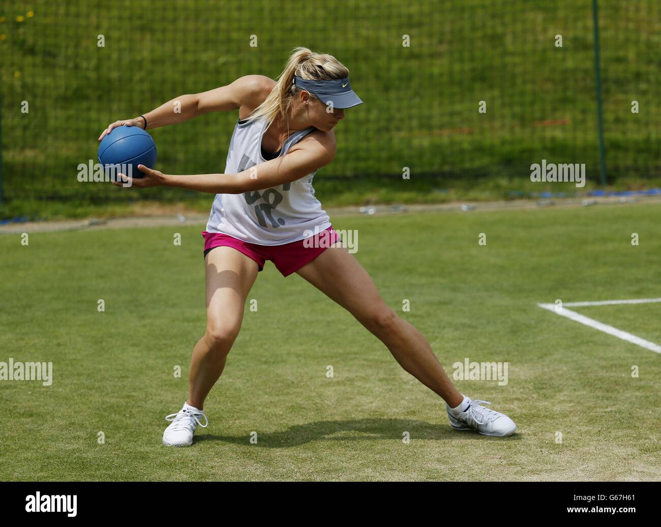 Maria Sharapova, en Russie, s'étire lors d'une séance d'entraînement pendant la deuxième journée des championnats de Wimbledon au All England Lawn tennis and Croquet Club, Wimbledon. Banque D'Images