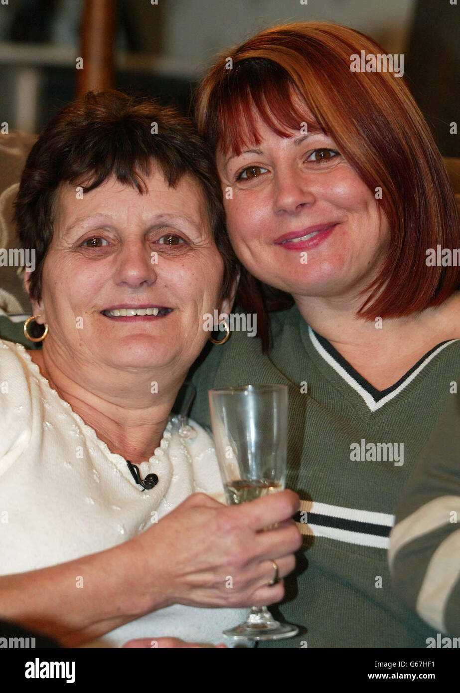 Mary Martin, 55 ans, de Trimley St Mary, Suffolk, (à gauche) célèbre avec sa fille Lorraine Wells les nouvelles qui prévoient de la déporter en Amérique ont été mises en attente pendant que son cas est examiné. * Mlle Martin, une grand-mère qui a vécu en Grande-Bretagne pendant plus de 50 ans, est née en Amérique mais est venue au Royaume-Uni avec sa mère née en Grande-Bretagne quand elle avait deux ans. Mlle Martin est photographiée avec sa fille Lorraine Wells . Banque D'Images