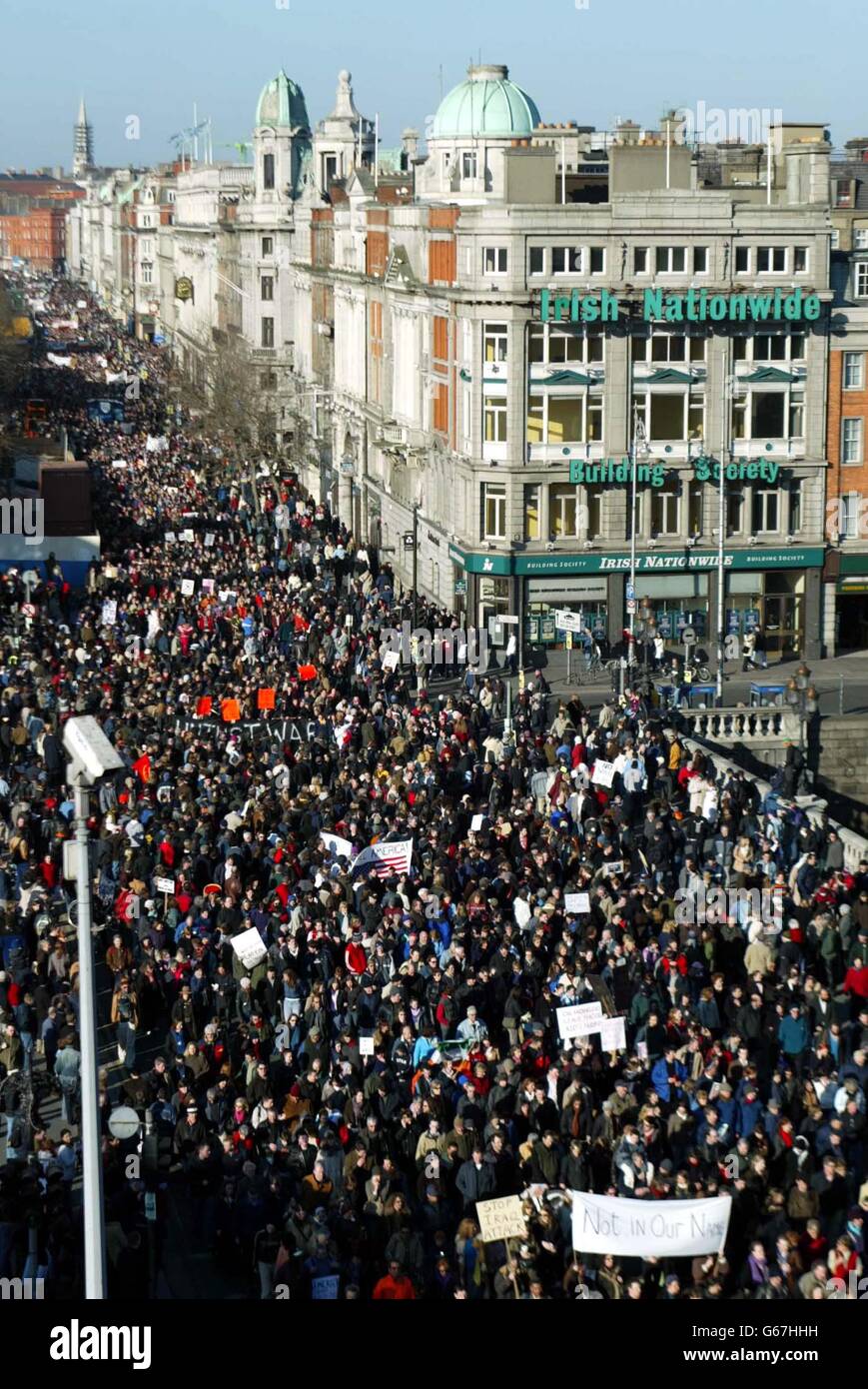 Des manifestants anti-guerre ont traversé le pont O'Connell, Dublin, République d'Irlande, lors d'une manifestation anti-guerre qui a amené plus de 20,000 personnes dans les rues. Photo PA. Banque D'Images
