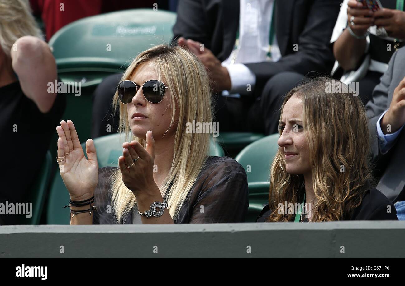 Maria Sharapova (à gauche) applaudit lorsqu'elle regarde son ami Bulgarie Grigor Dimitrov en action contre Grega Zemlja de Slovénie au cours du quatrième jour des championnats de Wimbledon au All England Lawn tennis and Croquet Club, Wimbledon. Banque D'Images