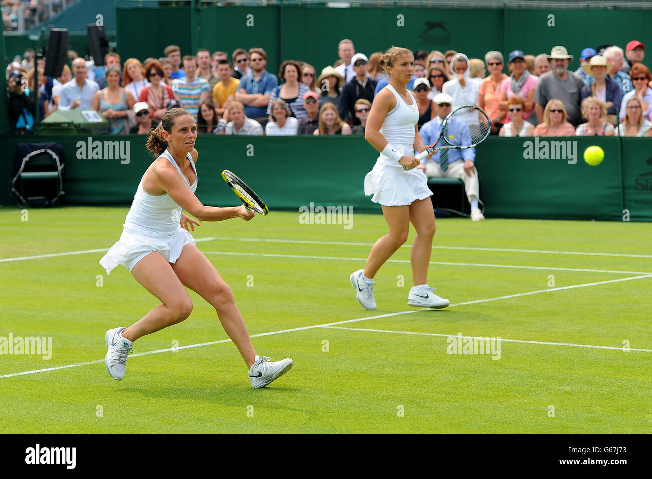 Tennis - Championnats de Wimbledon 2013 - troisième jour - le club de tennis et de croquet de pelouse de toute l'Angleterre.Roberta Vinci en Italie (à gauche) et Sara Errani lors de leur double match des dames contre Anne Keothavong et Johanna Konta en Grande-Bretagne Banque D'Images