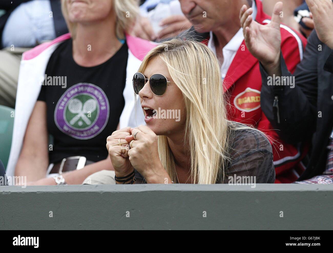 Maria Sharapova regarde son ami Bulgarie Grigor Dimitrov en action contre Grega Zemlja de Slovénie au cours du quatrième jour des championnats de Wimbledon au All England Lawn tennis and Croquet Club, Wimbledon. Banque D'Images