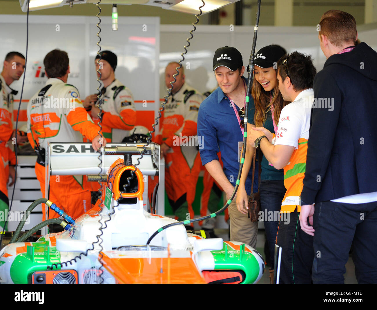 Matthew Morrison et Renee Puente dans le garage de Force India lors du Grand Prix britannique de Santander 2013 au circuit Silverstone, à Towcester. Banque D'Images