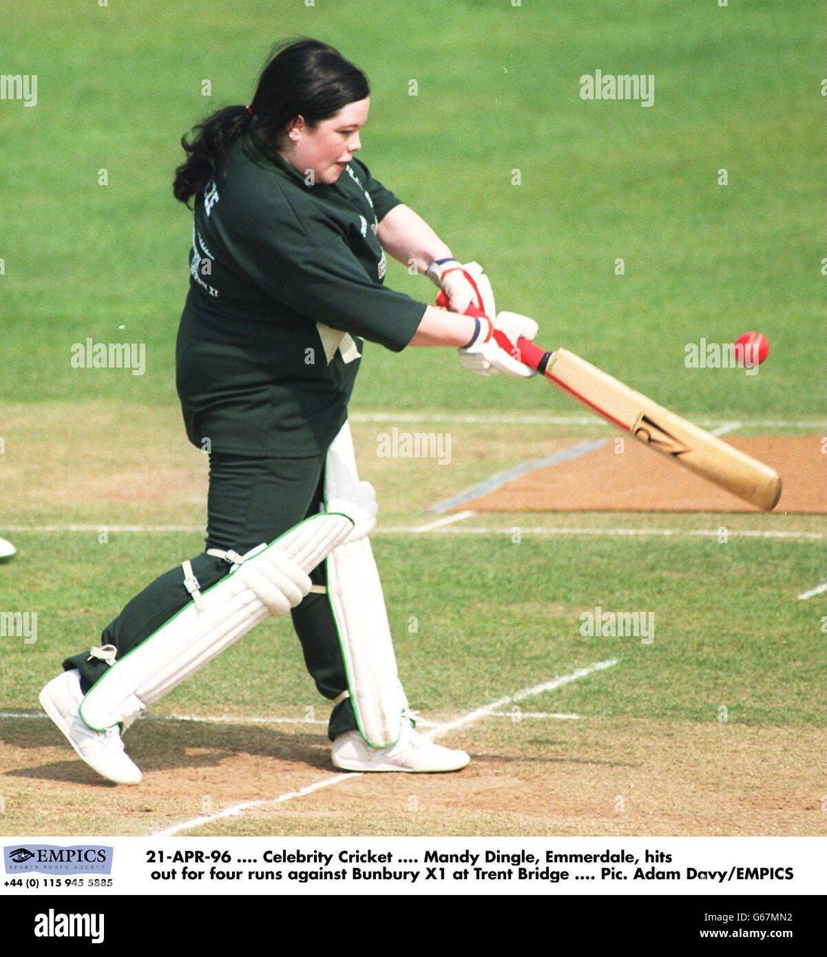 21-AVR-96. Cricket des célébrités. Mandy Dingle (ferme Emmerdale) frappe contre un Bunbury X1 à Trent Bridge Banque D'Images