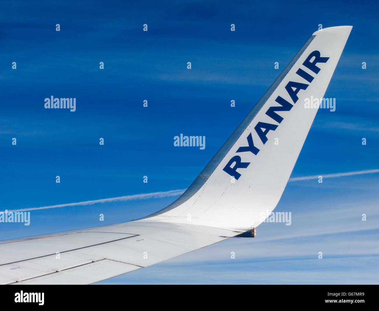 Détail d'aile de Ryanair, avion en vol Banque D'Images