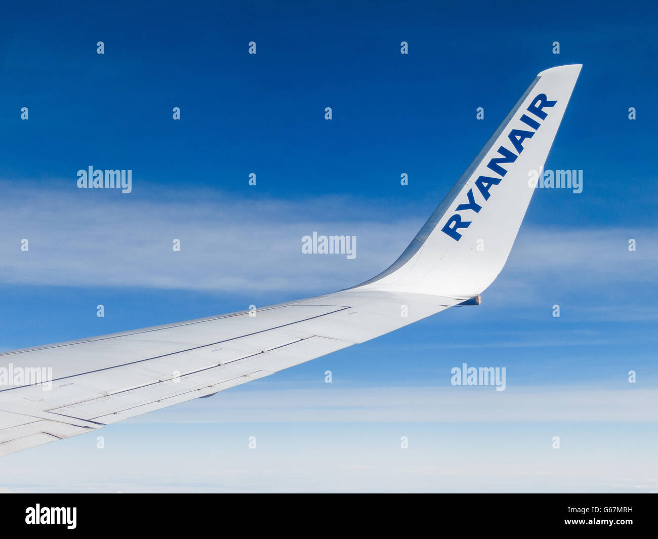 Détail d'aile de Ryanair, avion en vol Banque D'Images