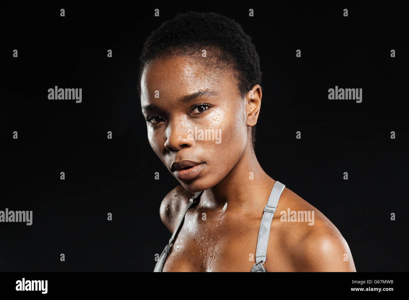 Portrait d'un jeune afro-américain femme en vêtements sports isolé sur le fond noir Banque D'Images