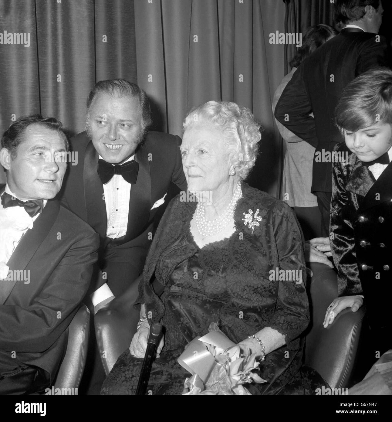 Acteurs Robert Shaw et Richard Attenborough avec Lady Churchill - 1972 Banque D'Images