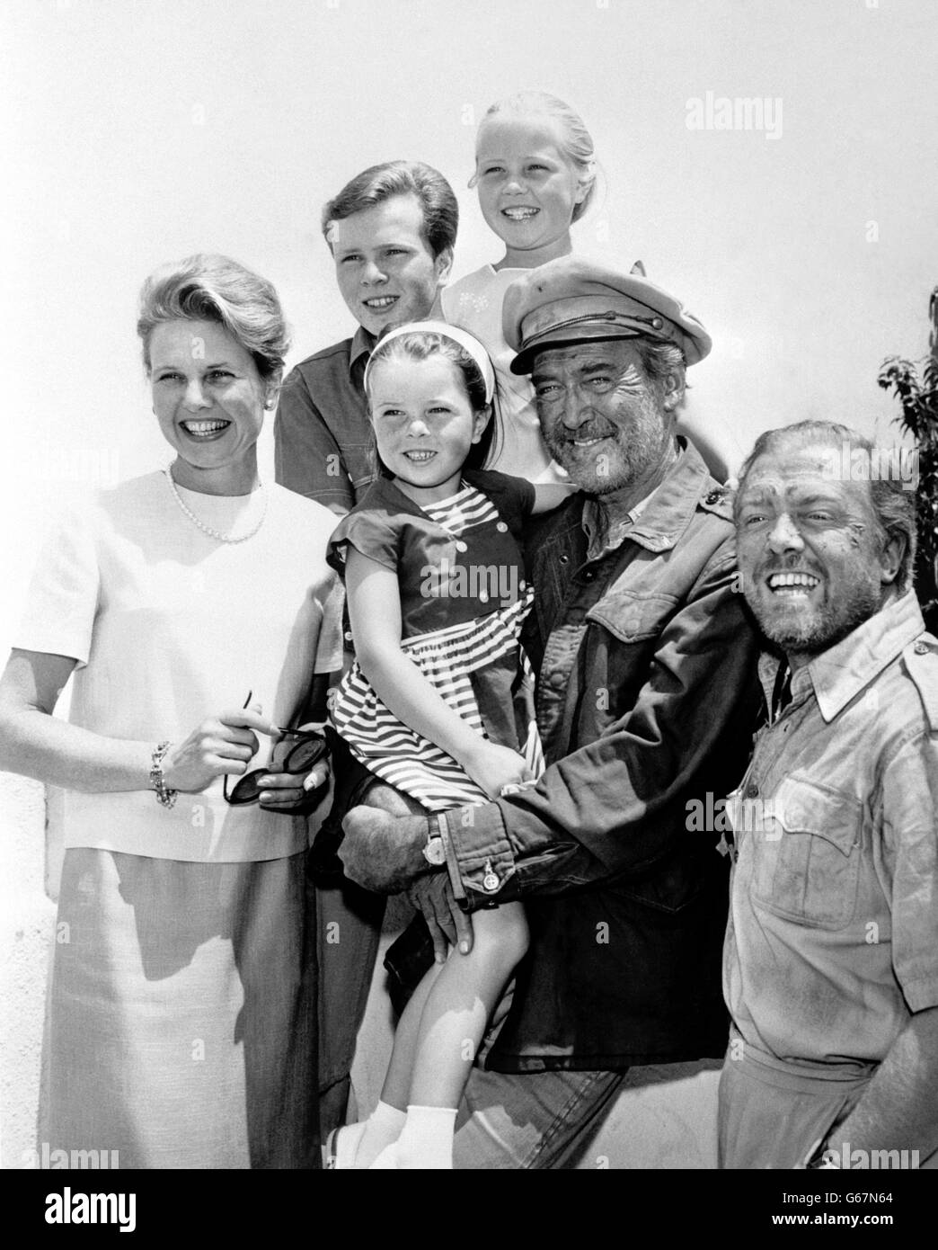 L'acteur britannique Richard Attenborough et sa femme Sheila SIM, ainsi que leurs trois enfants Michael, 15 ans, Jane, 10 ans, et Charlotte, 6 ans, avec James Stewart (Cap) sur l'ensemble de « The Flight of the Phoenix » de Robert Aldrich à Hollywood. Banque D'Images