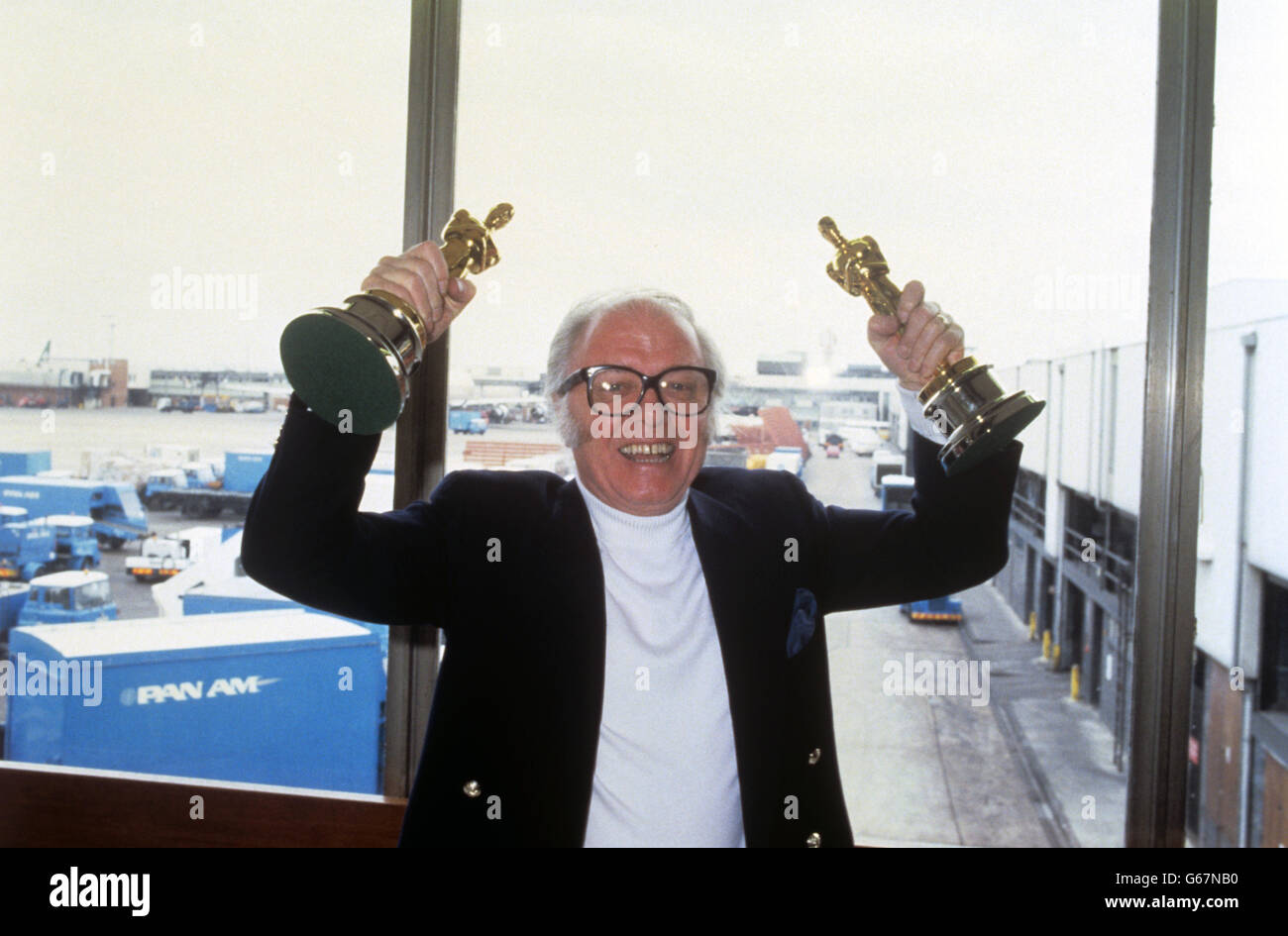 Sir Richard Attenborough arrive à l'aéroport d'Heathrow avec les Oscars qu'il a remportés pour son film Gandhi. Le film a remporté huit Oscars au total. Banque D'Images